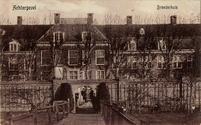 15993 Gezicht op de achtergevels en tuinmuur van het huis Broederplein 41-41A (ged.)-45 te Zeist uit het zuidwesten.